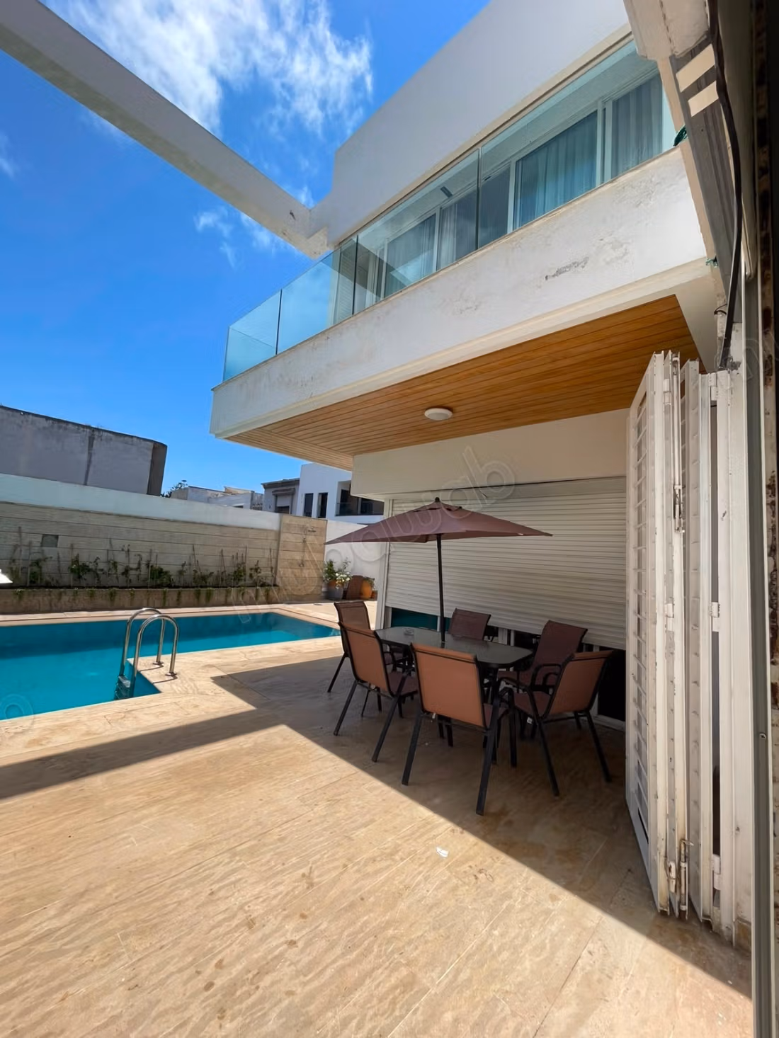 Magnifique villa à louer pour vos vacances à Ain Diab.
Surface de 900 m².
Cheminée, piscine