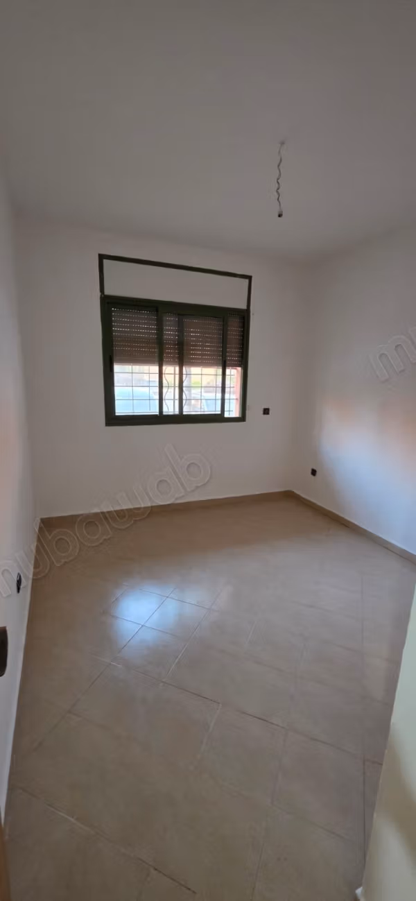 Superbe appartement à louer à Hay Targa. 
Superficie 87 m². 
Conciergerie à disposition, système de climatisation