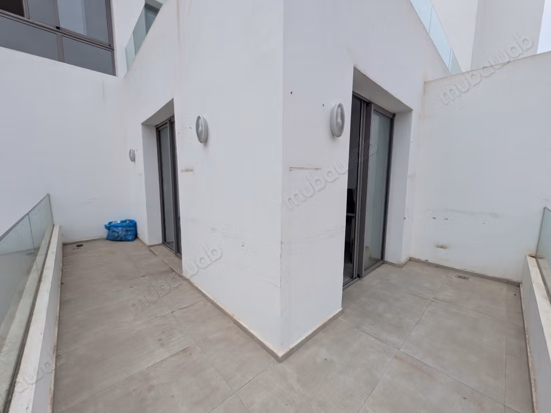 Beaux bureaux à louer à Maârif. Surface totale 60 m². Ascenseur et terrasse