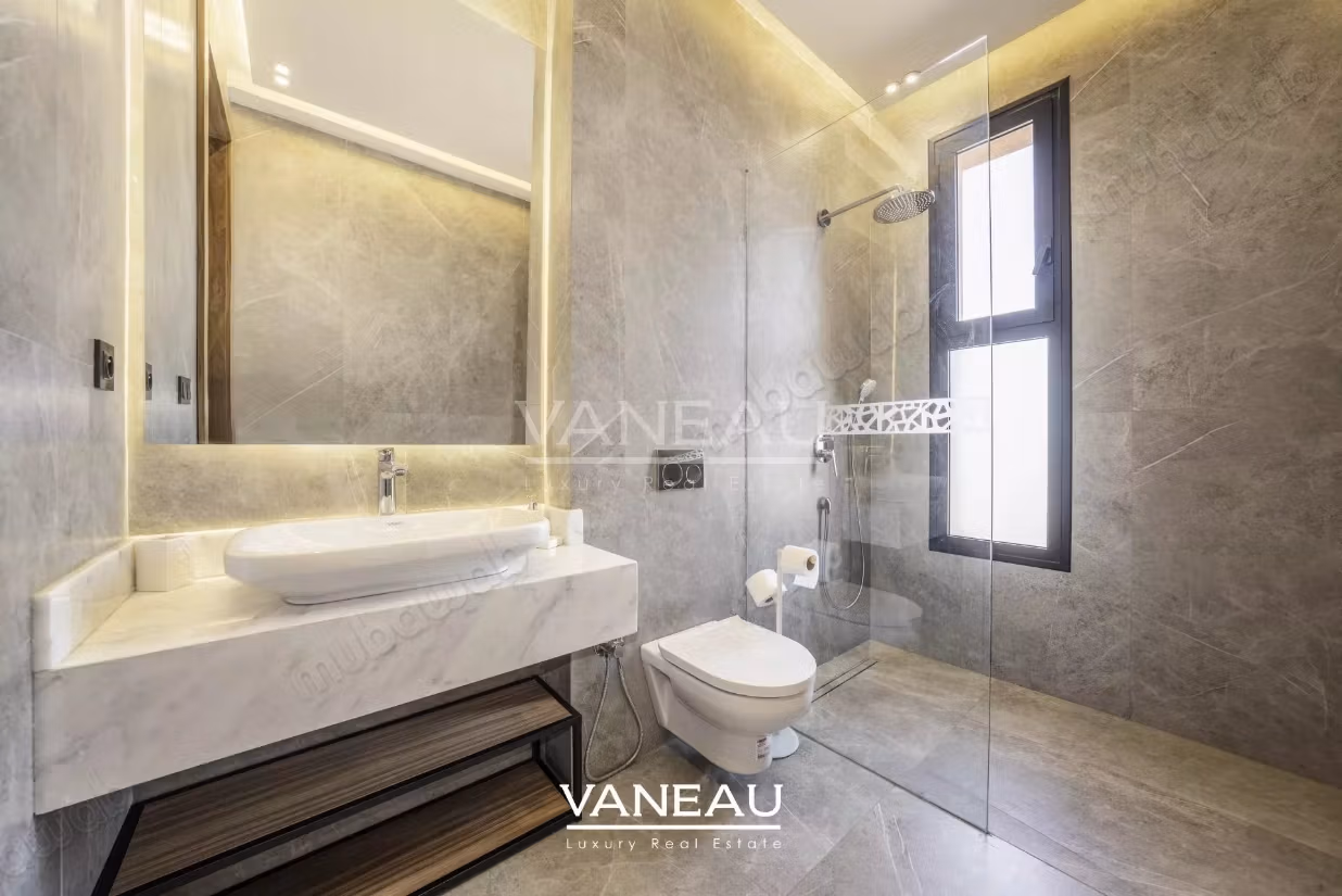 Villa 10 minutes from the city center with high-end finishes