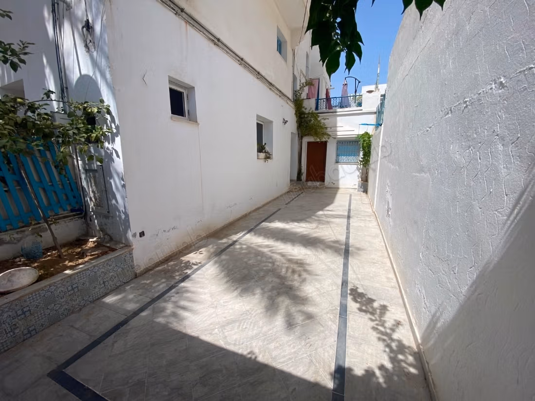 Rez de chaussée de villa de type S1 meublé