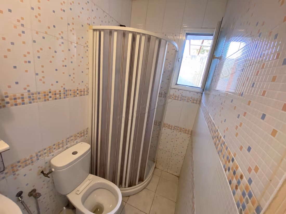 Rez de chaussée de villa de type S1 meublé