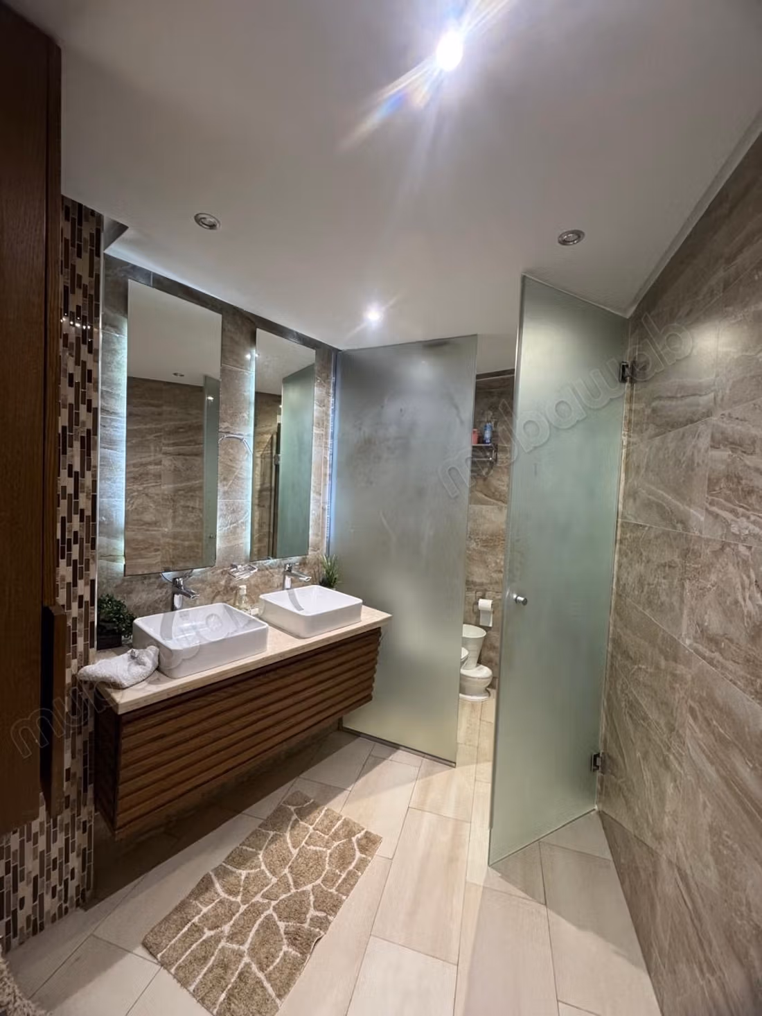 Louez cet appartement à Palmier. 
Surface de 130 m². 
Porte sécurisée et chauffage central