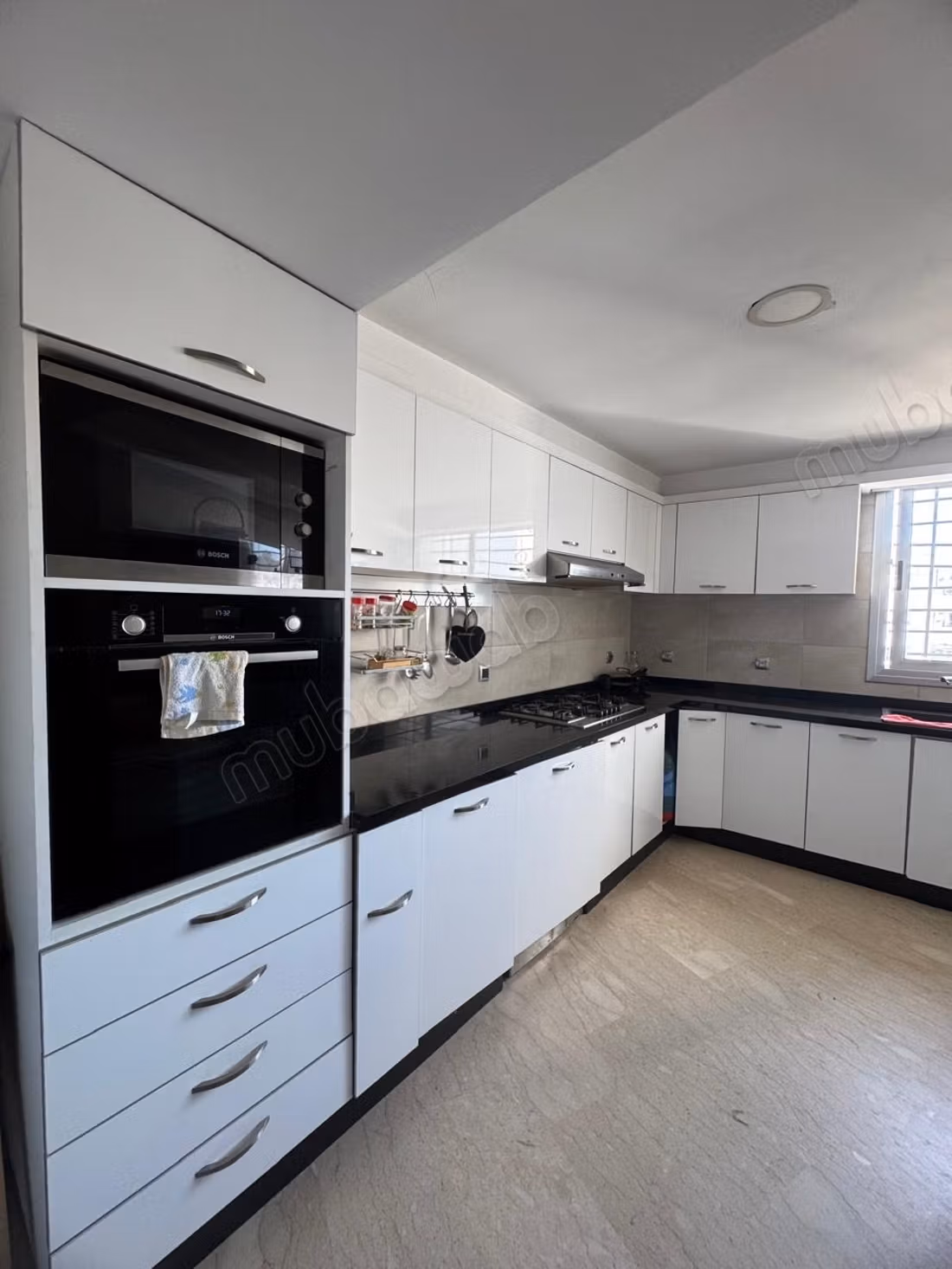 Louez cet appartement à Palmier. 
Surface de 130 m². 
Porte sécurisée et chauffage central