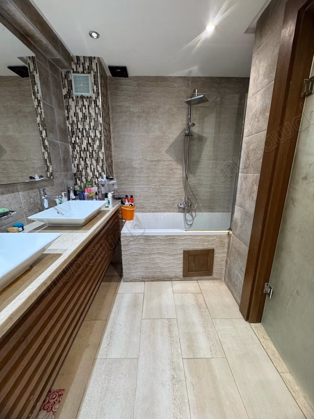 Louez cet appartement à Palmier. 
Surface de 130 m². 
Porte sécurisée et chauffage central