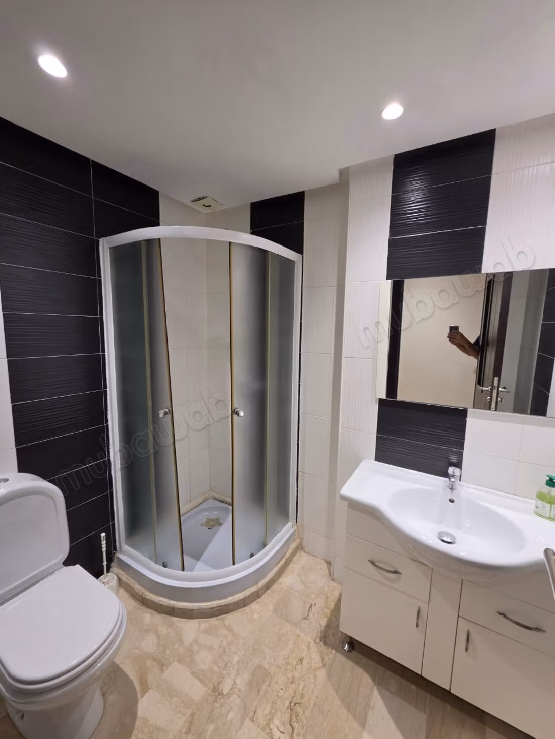 Appartement à louer à Les princesses. 
3 grandes pièces. 
Bien meublé