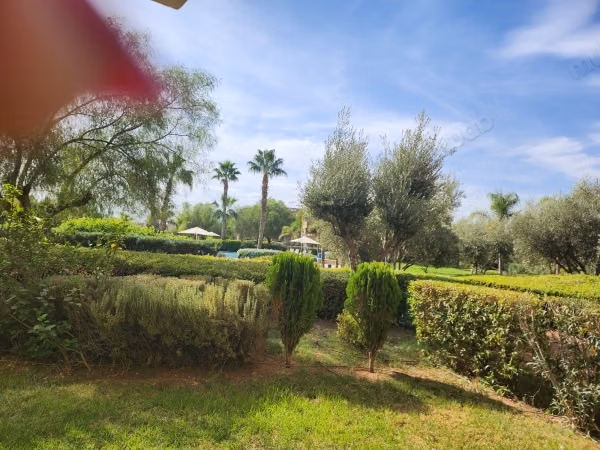 Un tres beau rez de jardin vide prestigia golf city