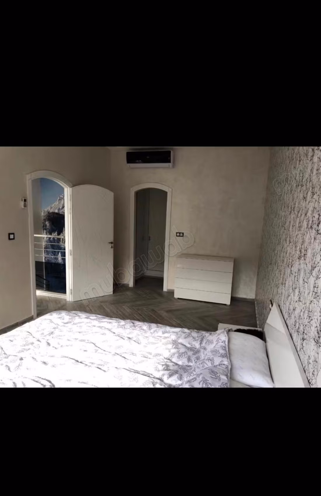 Commerciële panden te koop in Imouzzer Kandar. Totale oppervlakte 240 m². Ramen met dubbele beglazing en een veilige deur