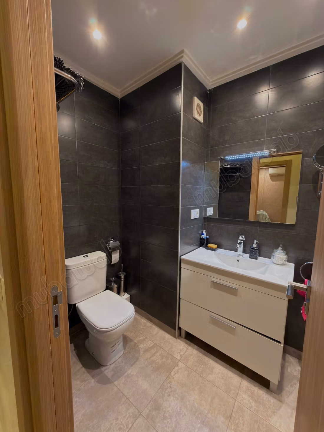Appartamento con 2 Camere da Letto Completamente Arredato in Affitto