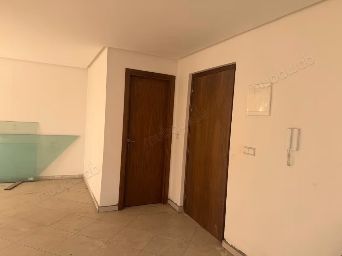 Bureaux à l'achat à La Ville Haute.
Superficie 48 m².
Ascenseur