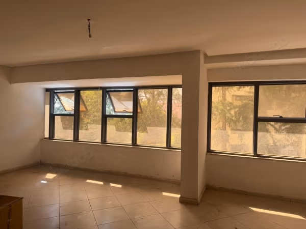 Offices for sale in La Ville Haute. Area 48 m². Elevator