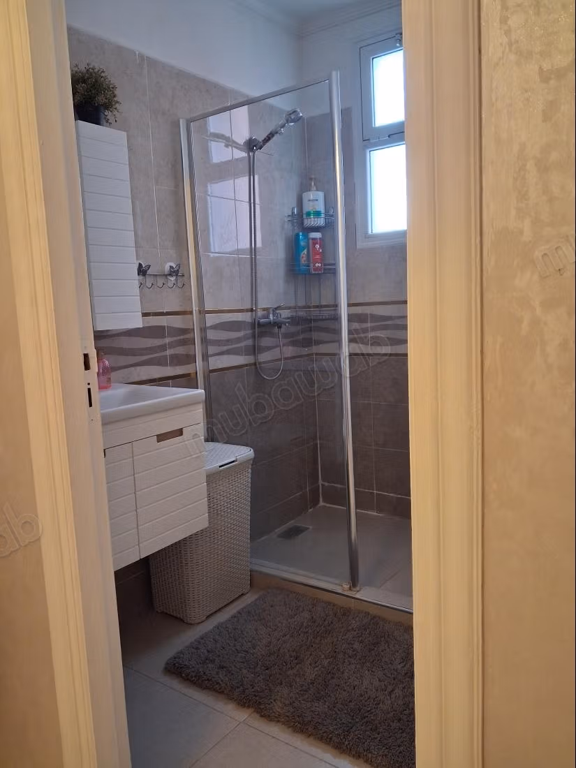 Appartement à vendre à Route de Safi. 
2 belles chambres. 
Bien meublé