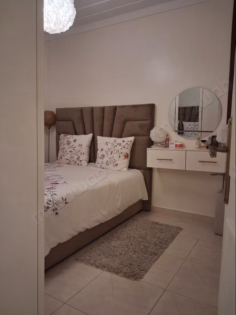 Appartement à vendre à Route de Safi. 
2 belles chambres. 
Bien meublé