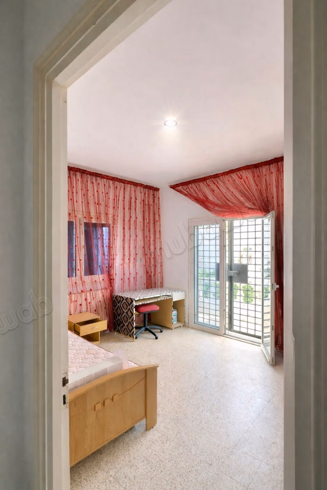Villa de haut standing à vendre à El Mourouj 3.
Surface de 150 m².
Belle terrasse et jardin