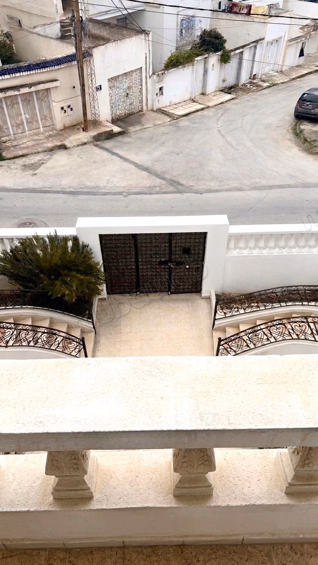 Villa de haut standing à vendre à El Mourouj 3.
Surface de 150 m².
Belle terrasse et jardin