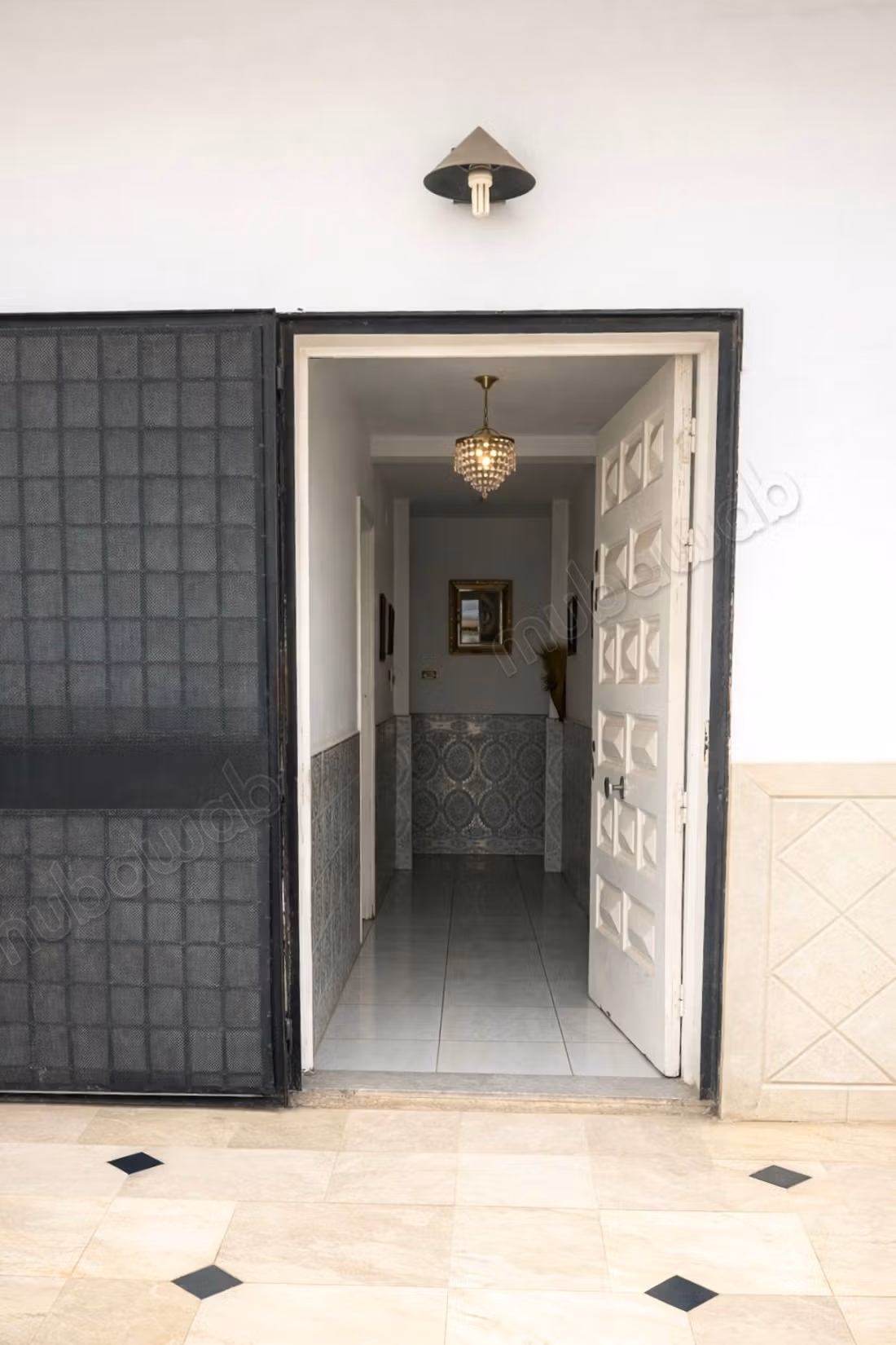 Villa de haut standing à vendre à El Mourouj 3.
Surface de 150 m².
Belle terrasse et jardin