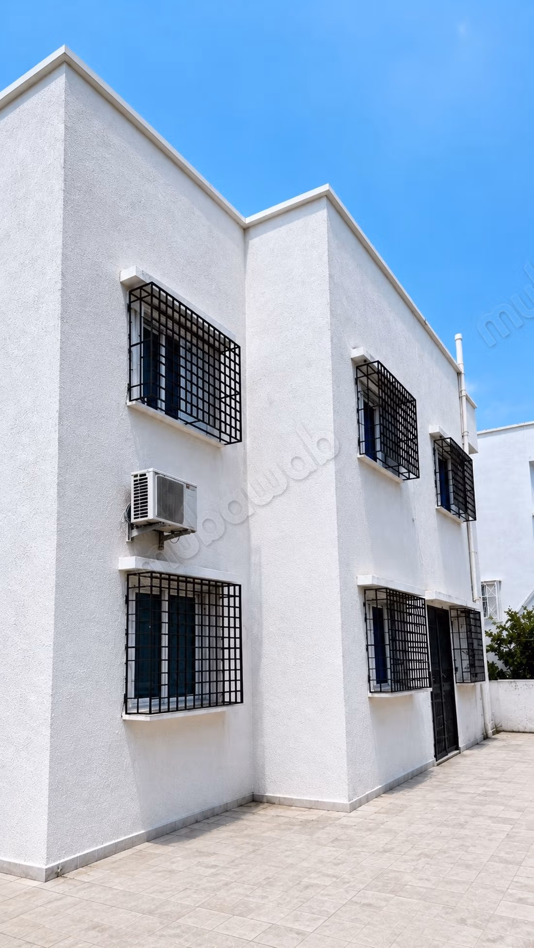 Villa de haut standing à vendre à El Mourouj 3.
Surface de 150 m².
Belle terrasse et jardin