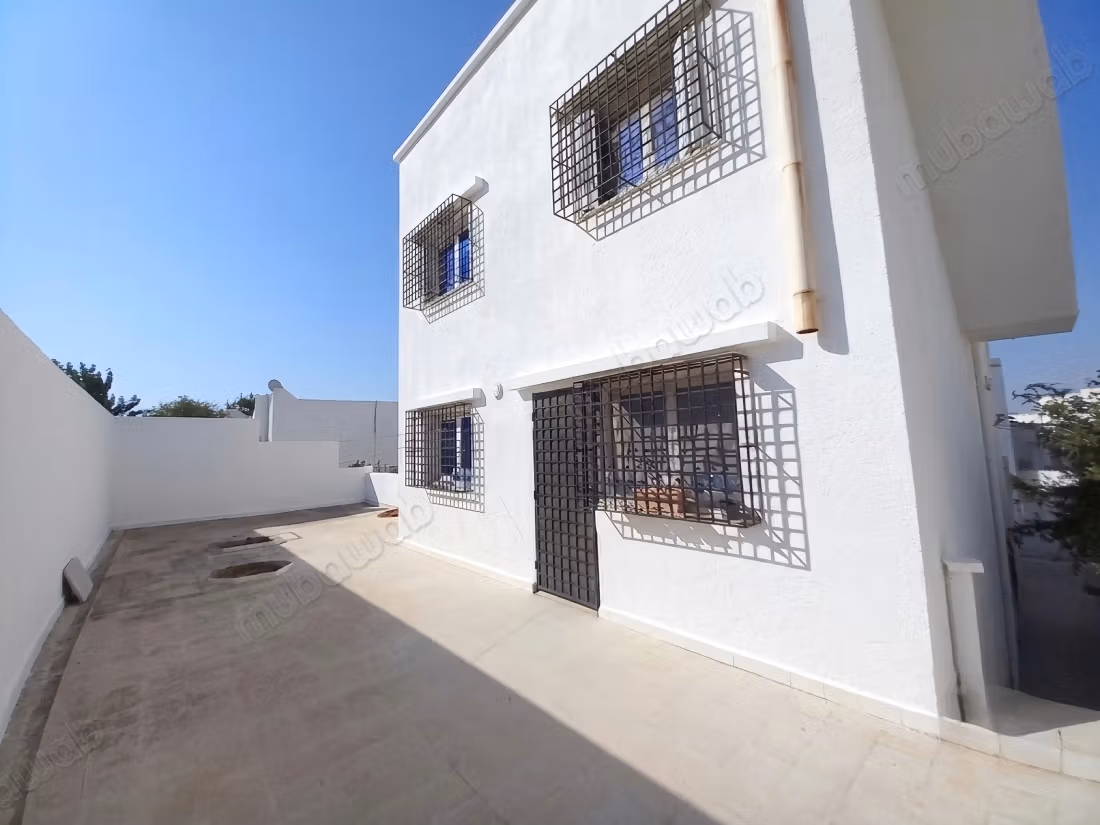 Villa de haut standing à vendre à El Mourouj 3.
Surface de 150 m².
Belle terrasse et jardin