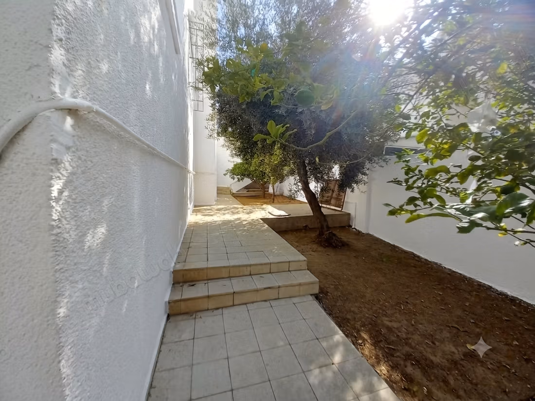 Villa de haut standing à vendre à El Mourouj 3.
Surface de 150 m².
Belle terrasse et jardin