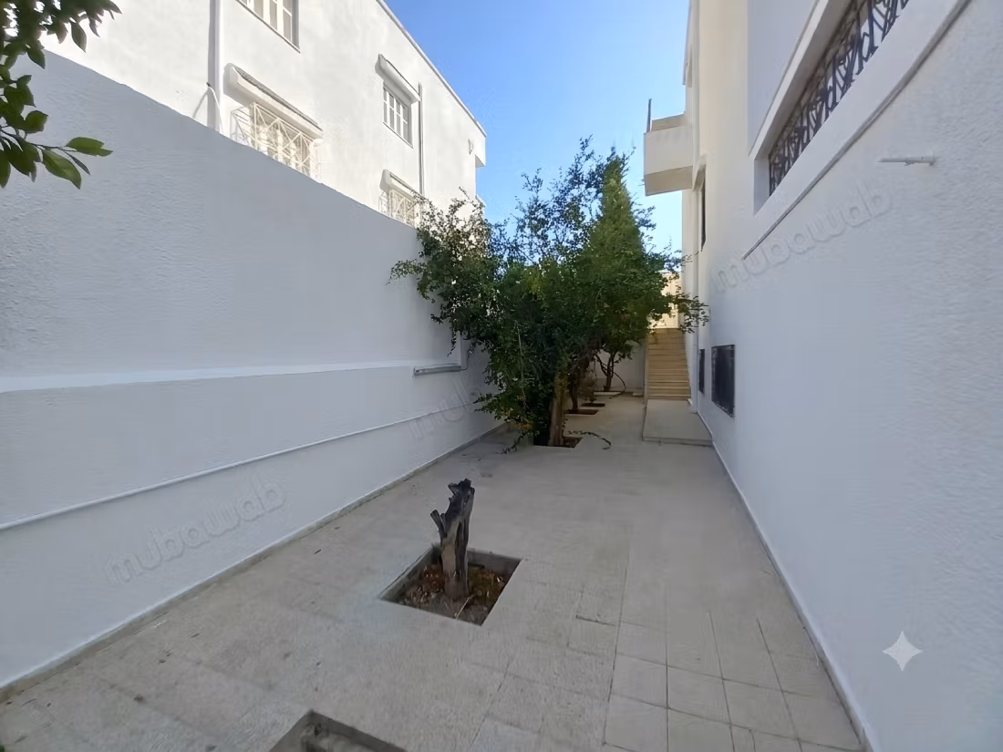 Villa de haut standing à vendre à El Mourouj 3.
Surface de 150 m².
Belle terrasse et jardin