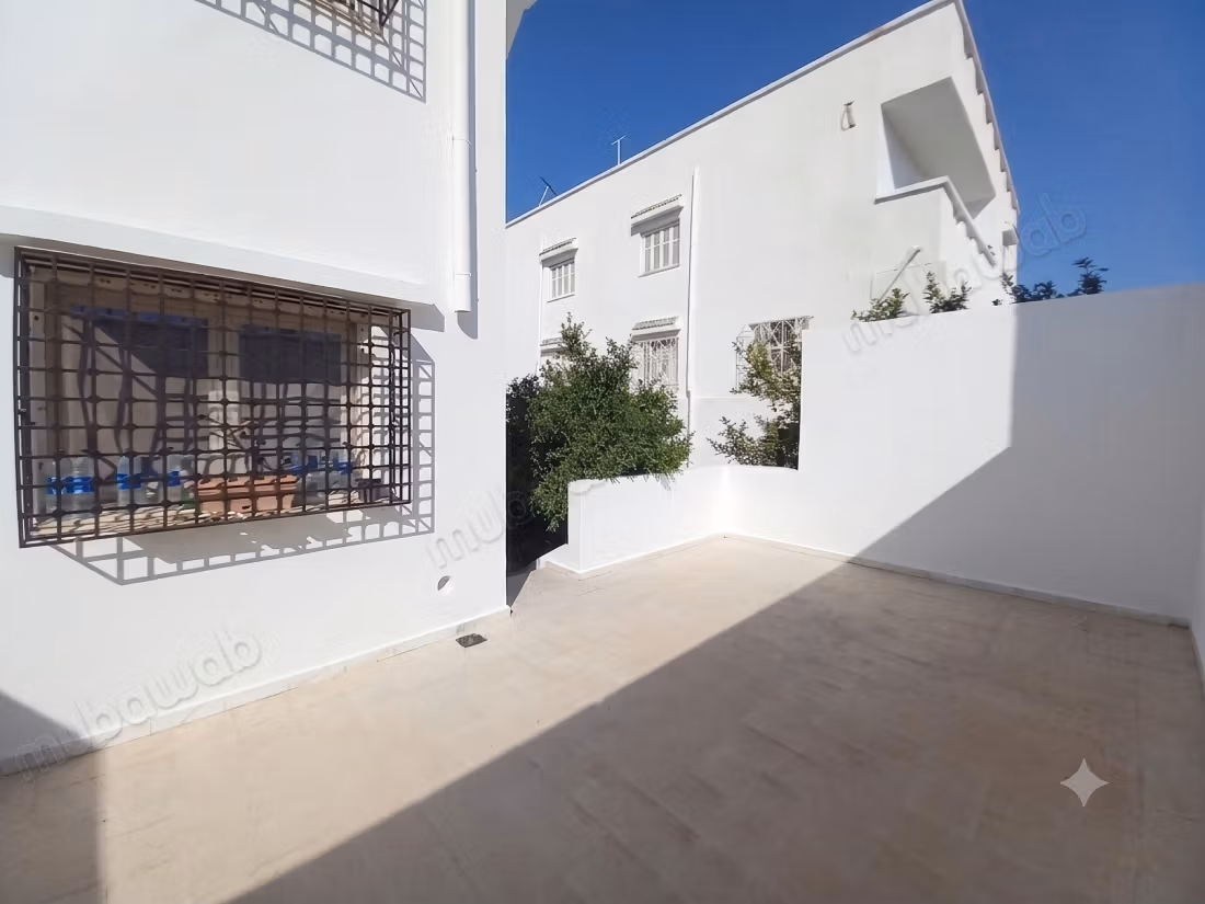 Villa de haut standing à vendre à El Mourouj 3.
Surface de 150 m².
Belle terrasse et jardin