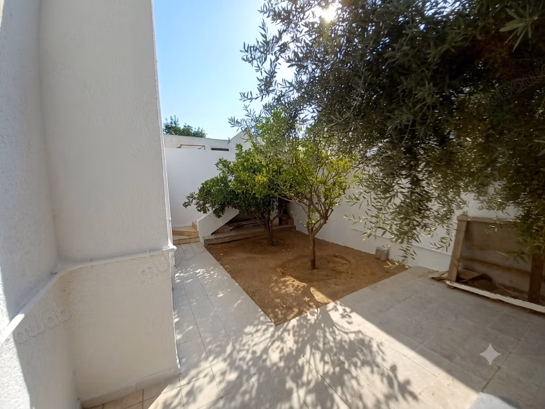 Villa de haut standing à vendre à El Mourouj 3.
Surface de 150 m².
Belle terrasse et jardin