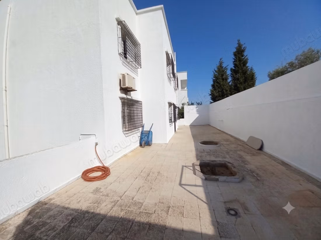 Villa de haut standing à vendre à El Mourouj 3.
Surface de 150 m².
Belle terrasse et jardin