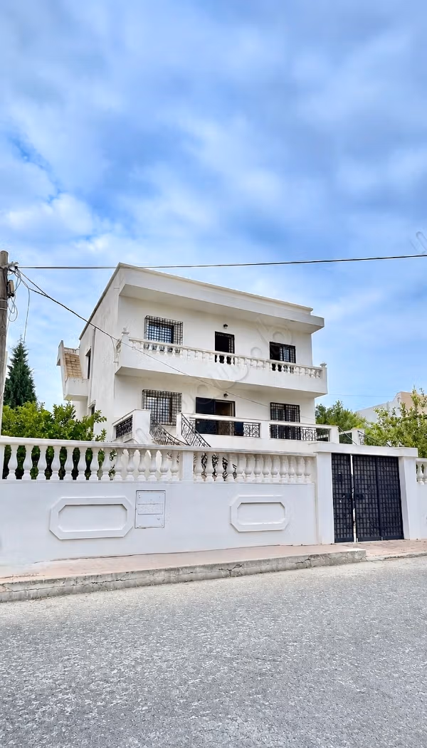Villa de haut standing à vendre à El Mourouj 3.
Surface de 150 m².
Belle terrasse et jardin