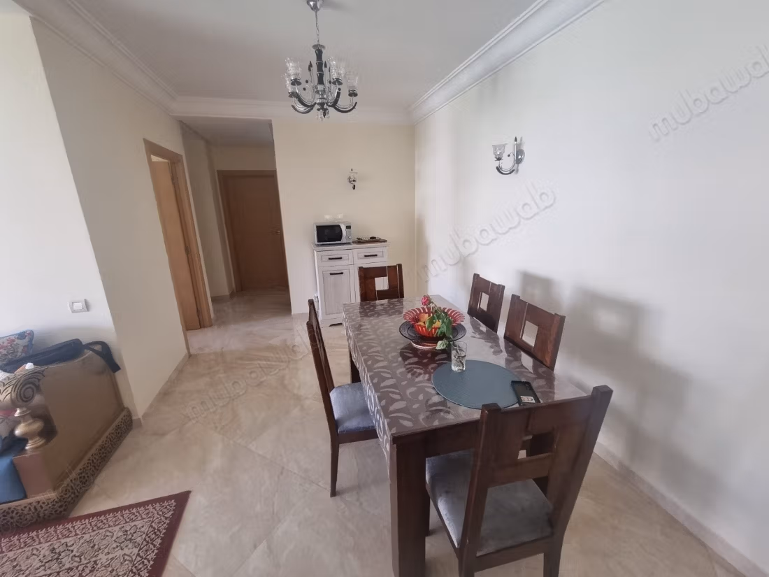 Appartement à louer à Riyadh Salam. 2 chambres. Parabole et sécurité.