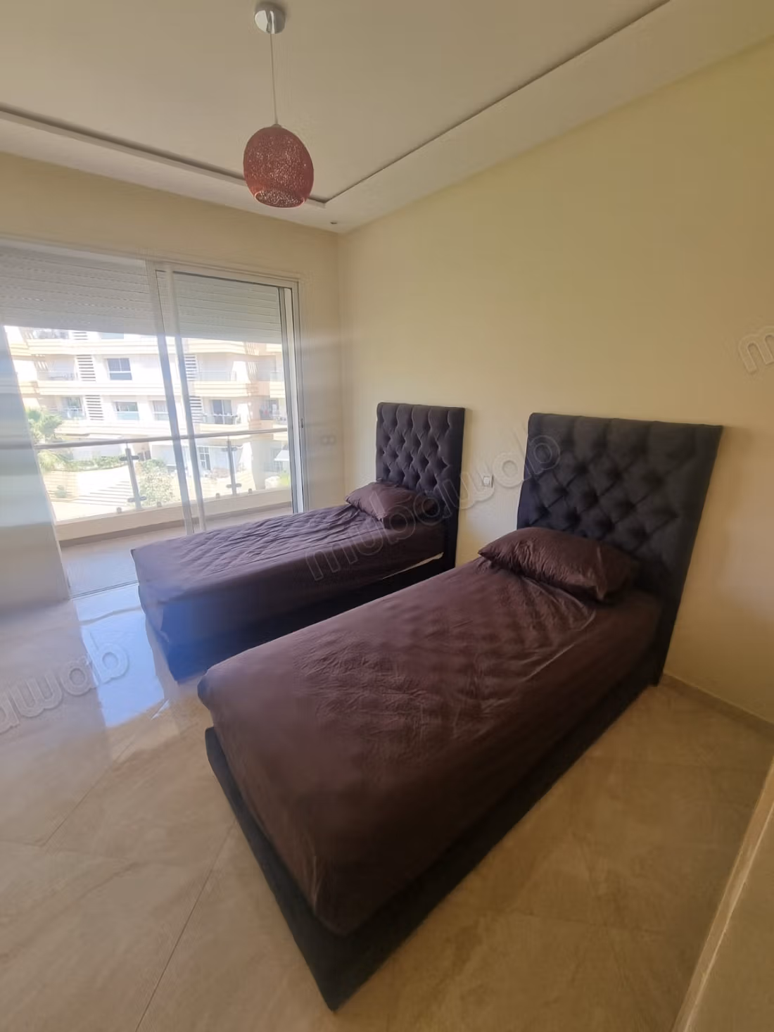 Appartement à louer à Riyadh Salam. 2 chambres. Parabole et sécurité.
