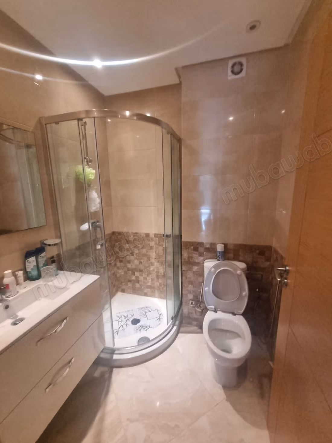Appartement à louer à Riyadh Salam. 2 chambres. Parabole et sécurité.
