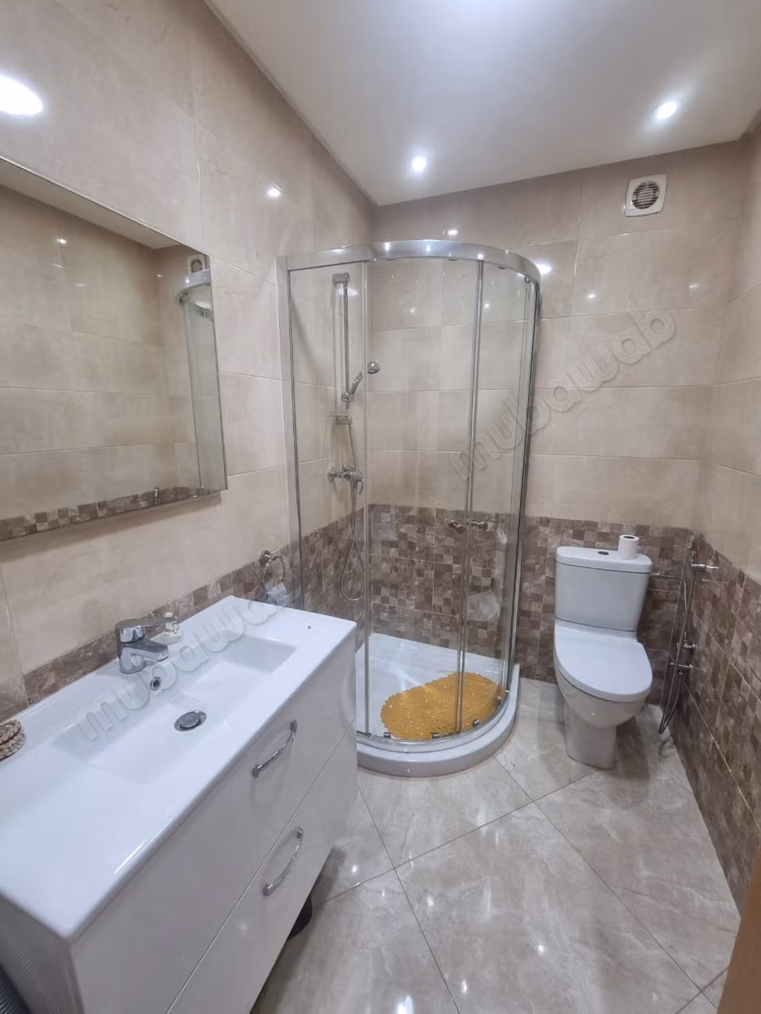 Appartement à louer à Riyadh Salam. 2 chambres. Parabole et sécurité.