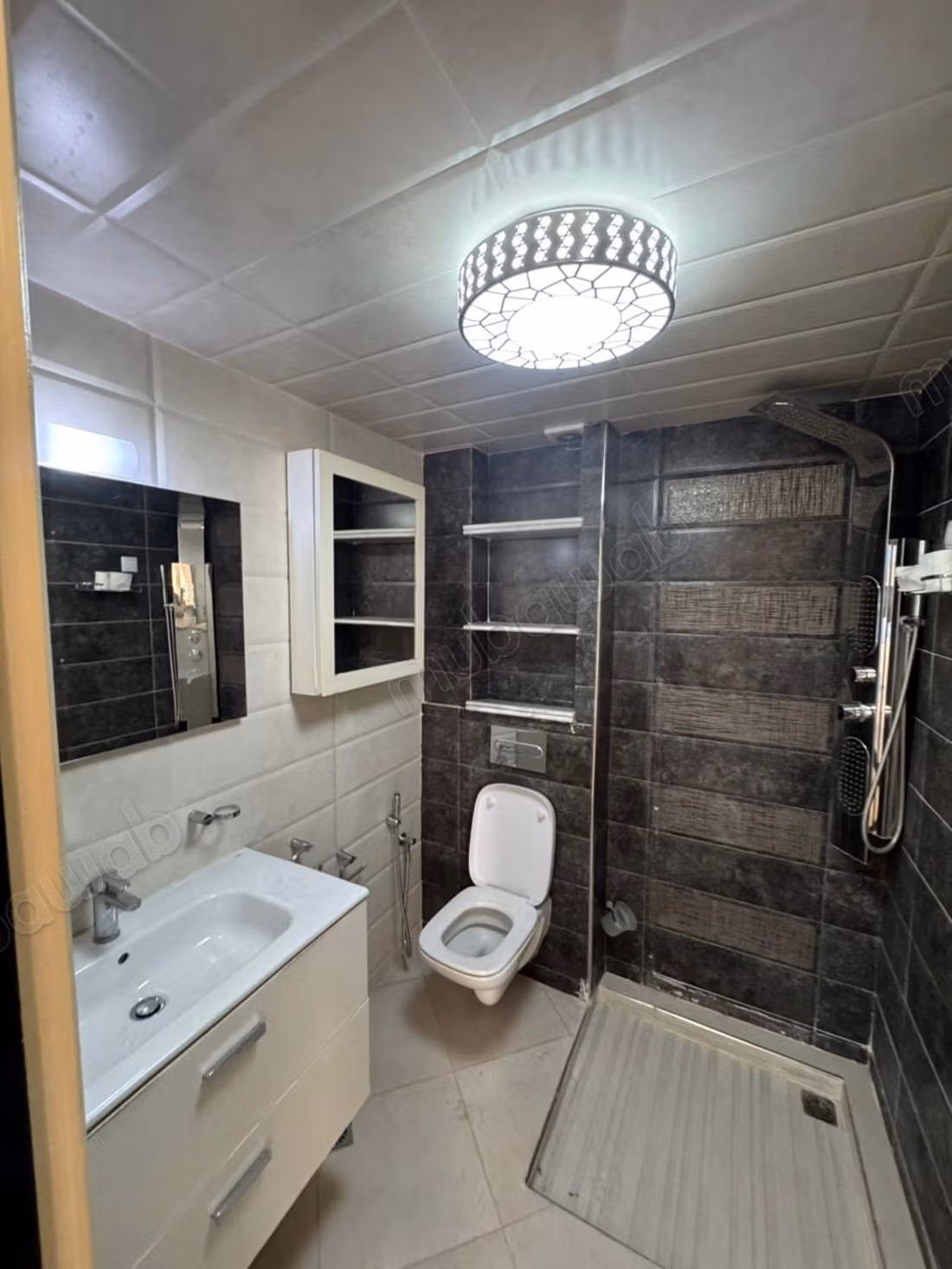 ​Bel appartement titré et ensoleillé à vendre
