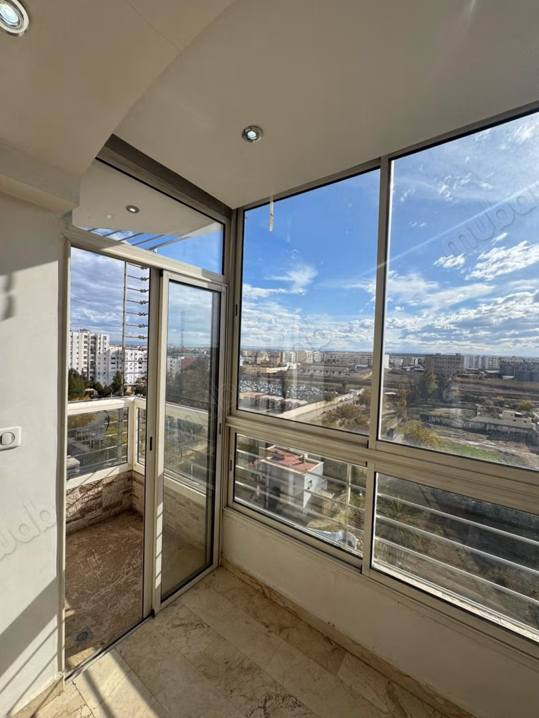 ​Bel appartement titré et ensoleillé à vendre
