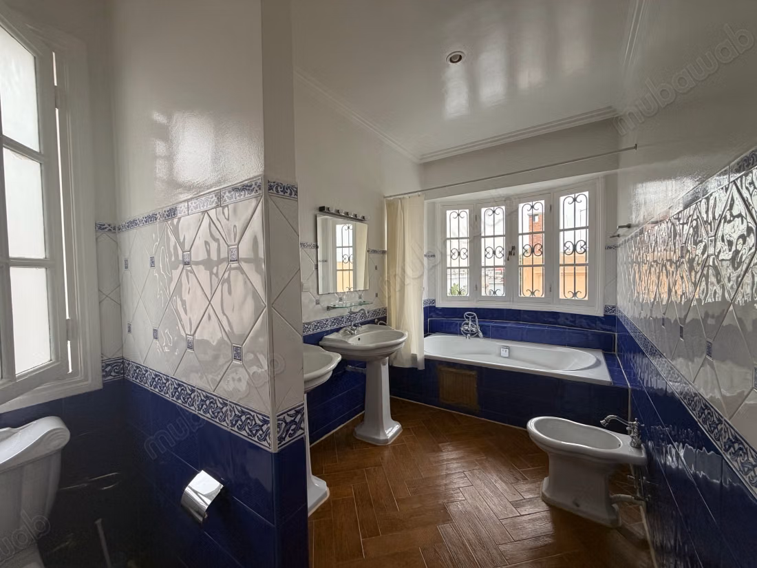 Superba villa in affitto a Riyad. 4 camere confortevoli. Terrazza e giardino