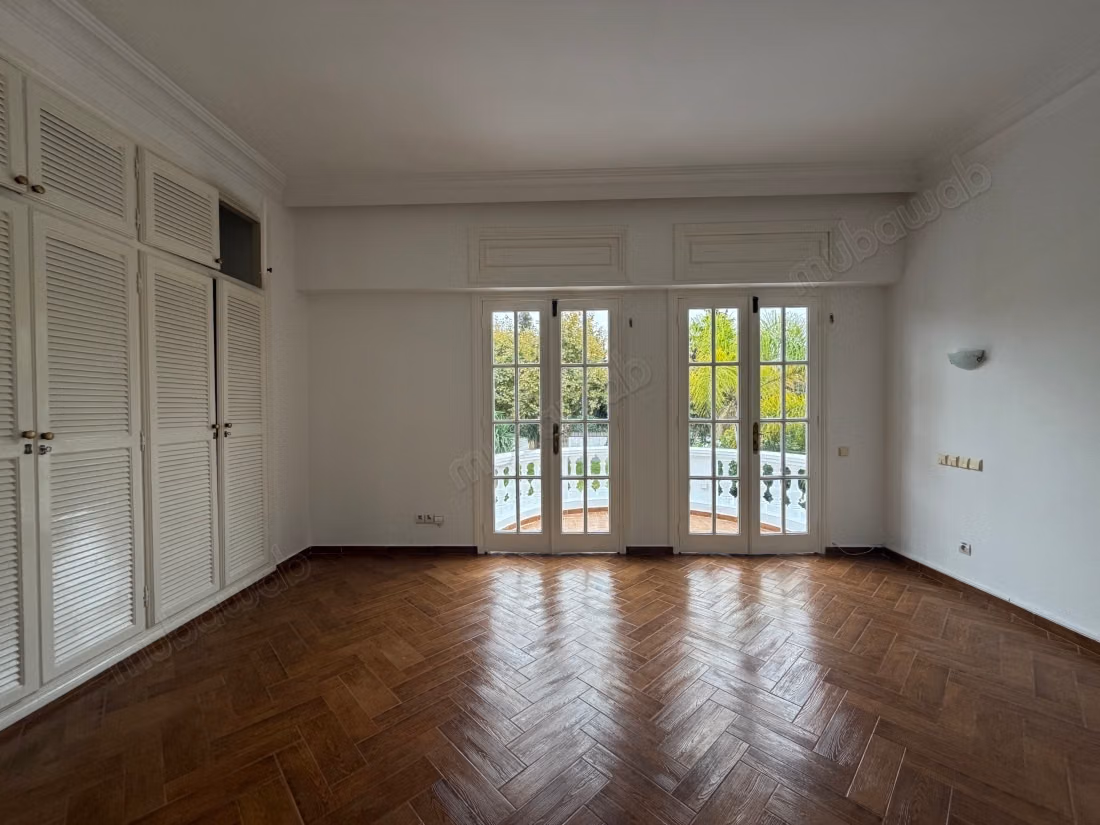 Superba villa in affitto a Riyad. 4 camere confortevoli. Terrazza e giardino
