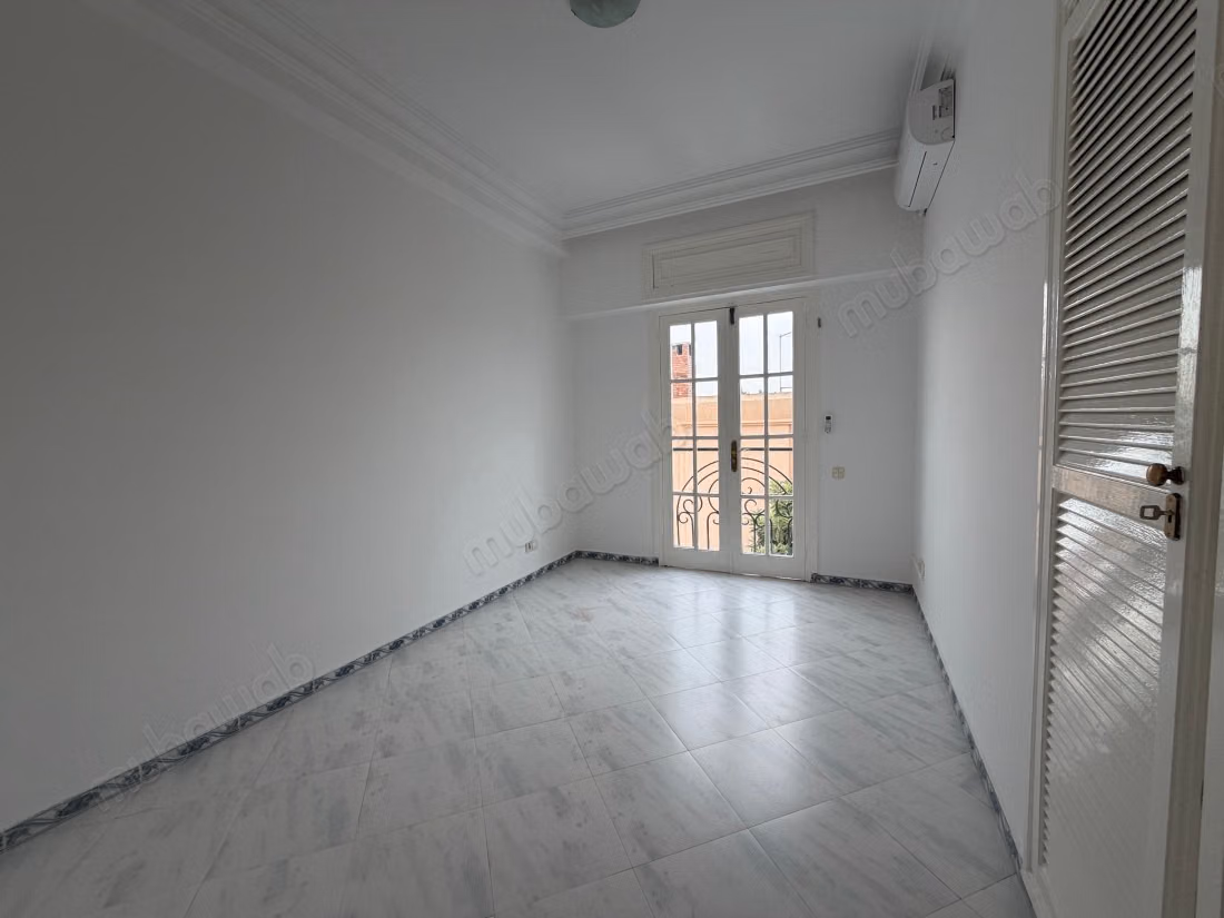 Superba villa in affitto a Riyad. 4 camere confortevoli. Terrazza e giardino