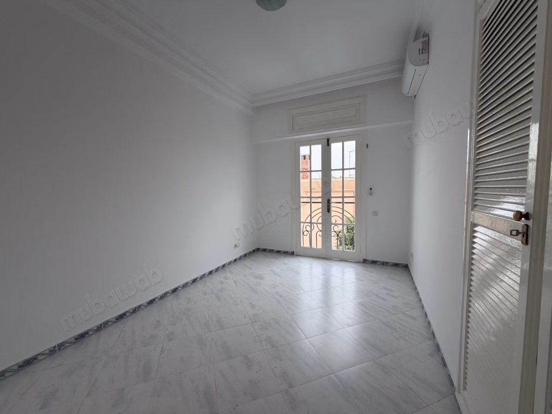 Superba villa in affitto a Riyad. 4 camere confortevoli. Terrazza e giardino