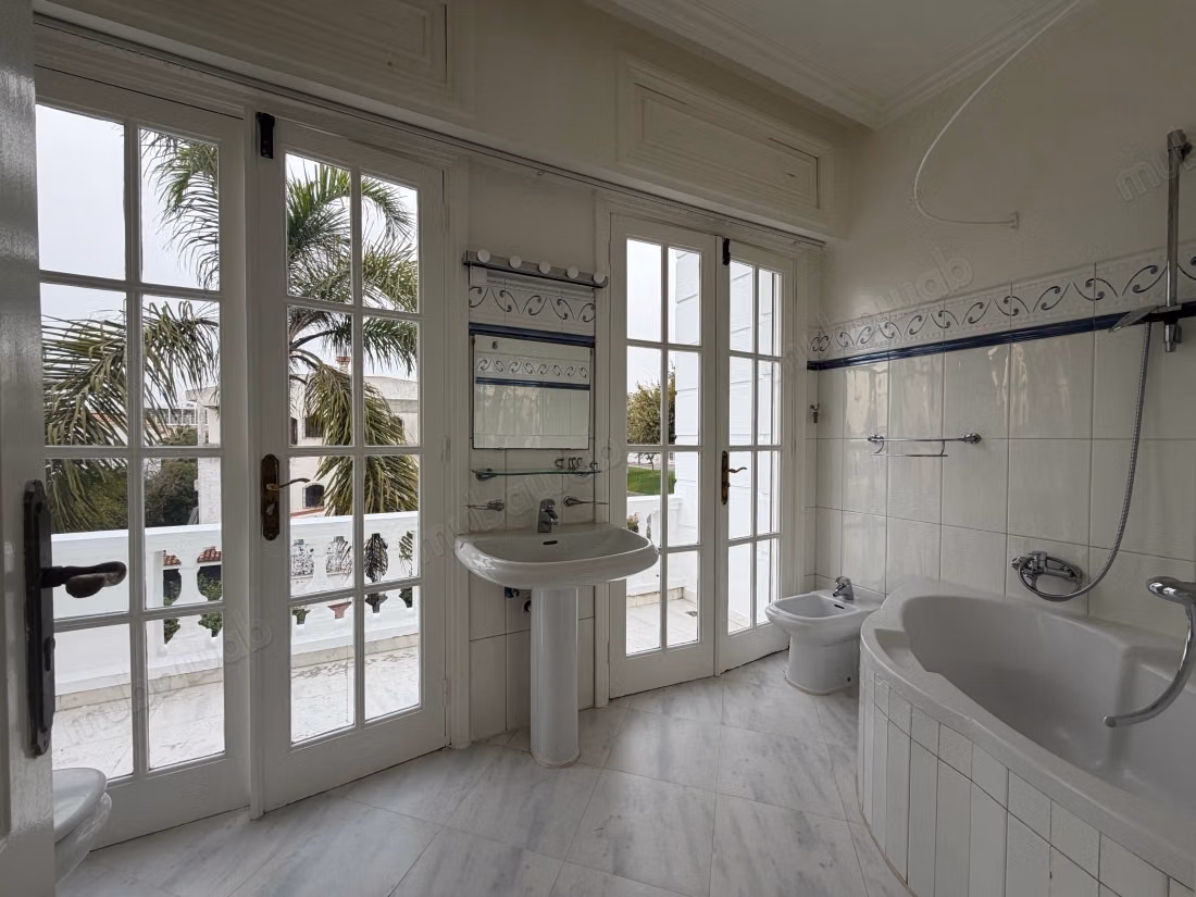 Superba villa in affitto a Riyad. 4 camere confortevoli. Terrazza e giardino