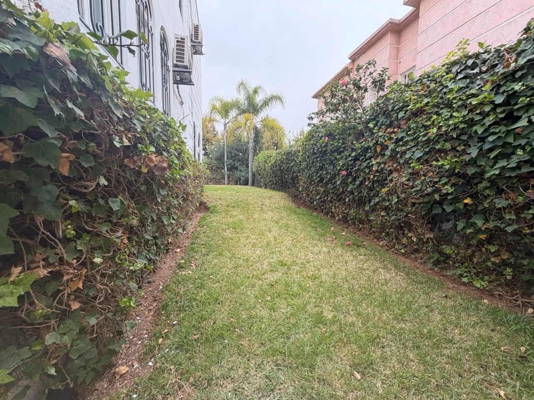 Superba villa in affitto a Riyad. 4 camere confortevoli. Terrazza e giardino