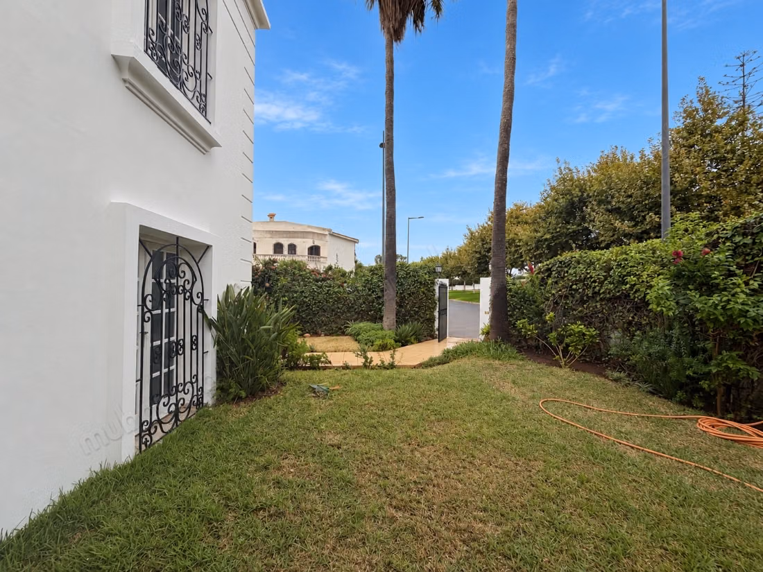Stupenda villa in affitto a Riyad. 4 camere confortevoli. Terrazza e giardino