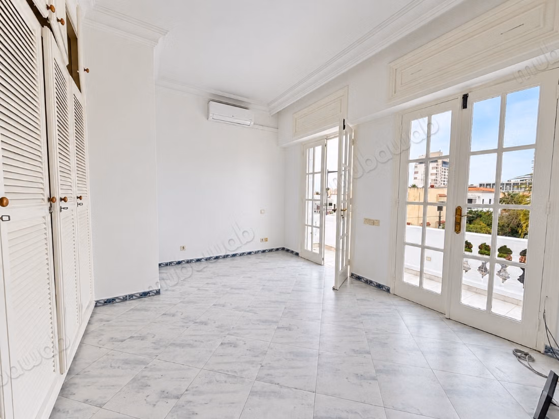 Stupenda villa in affitto a Riyad. 4 camere confortevoli. Terrazza e giardino