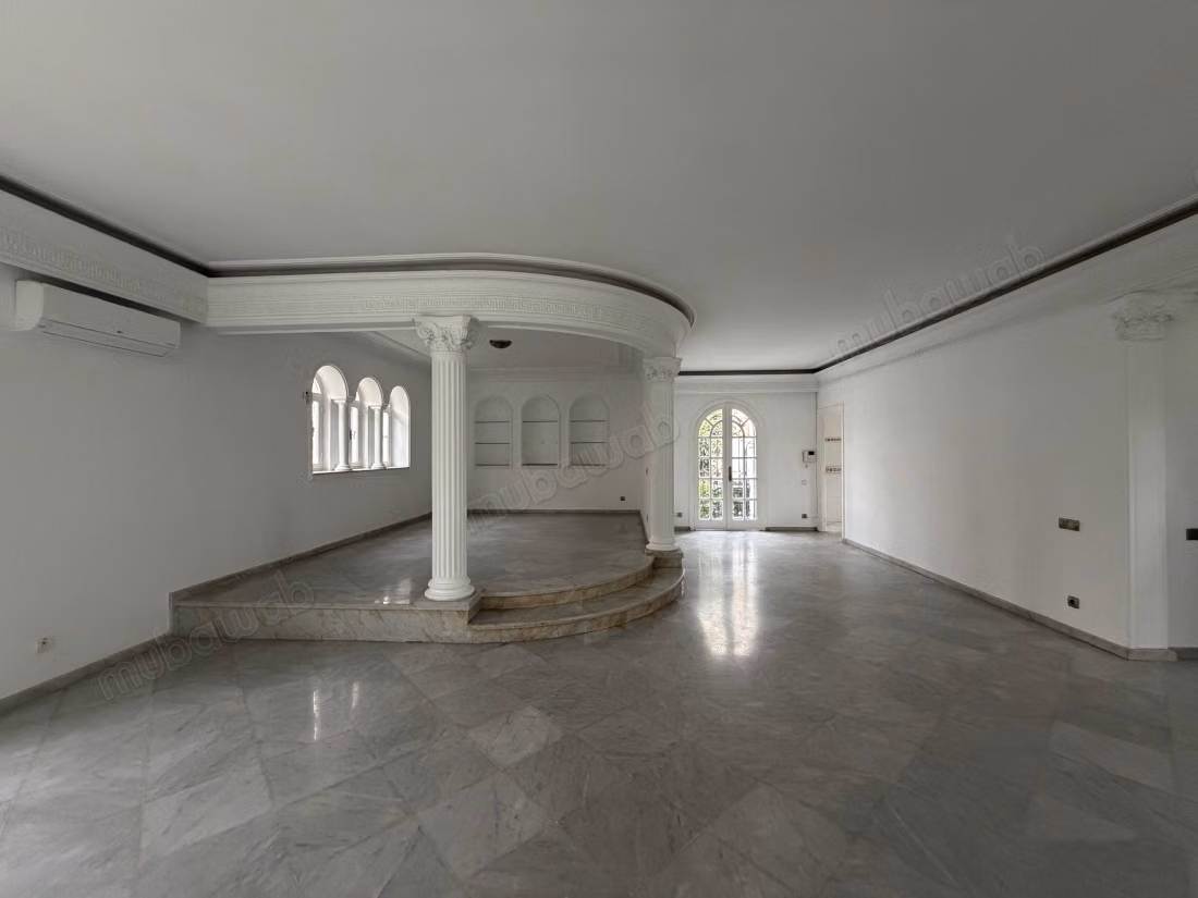 Superba villa in affitto a Riyad. 4 camere confortevoli. Terrazza e giardino
