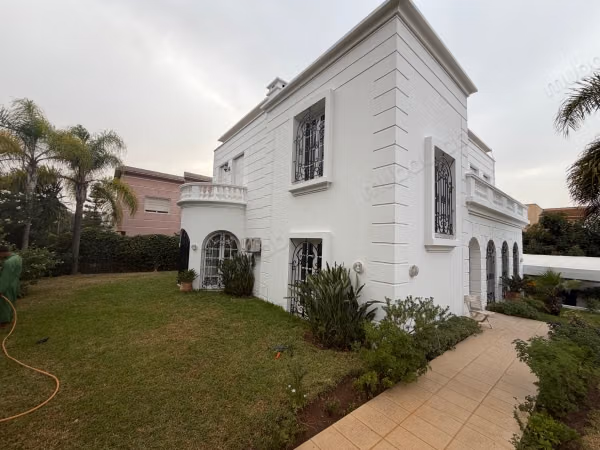 Superba villa in affitto a Riyad. 4 camere confortevoli. Terrazza e giardino
