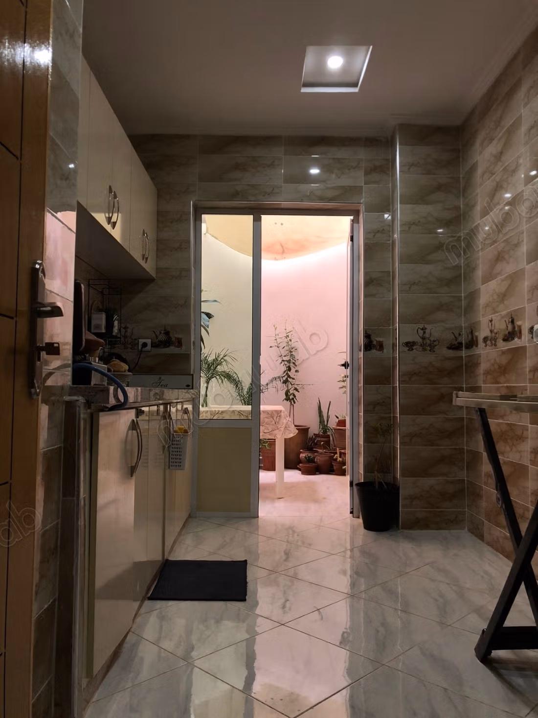 Verkoop van een prachtig appartement in Kamilia. 4 comfortabele kamers. Terras en lift