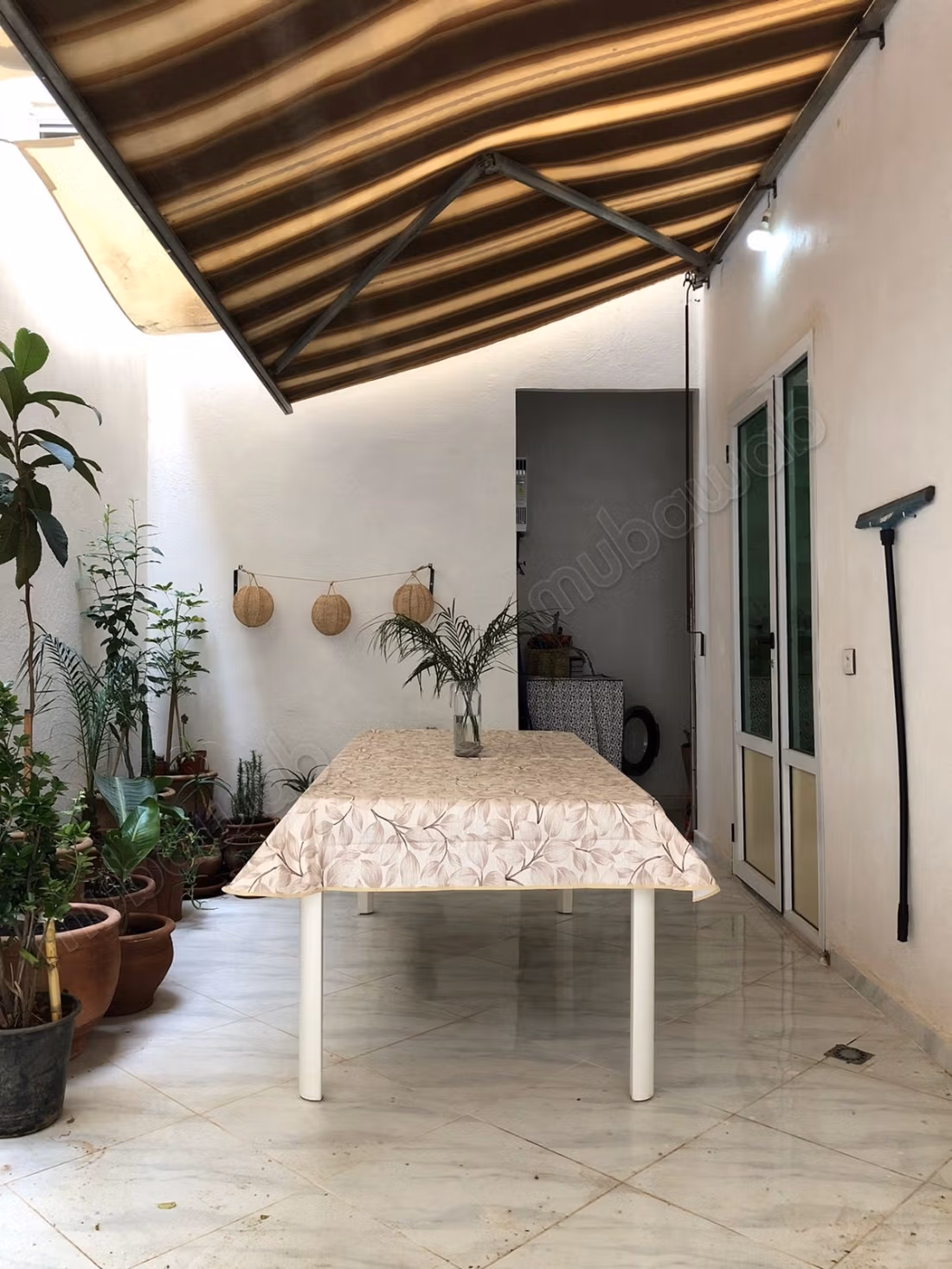 Verkoop van een prachtig appartement in Kamilia. 4 comfortabele kamers. Terras en lift