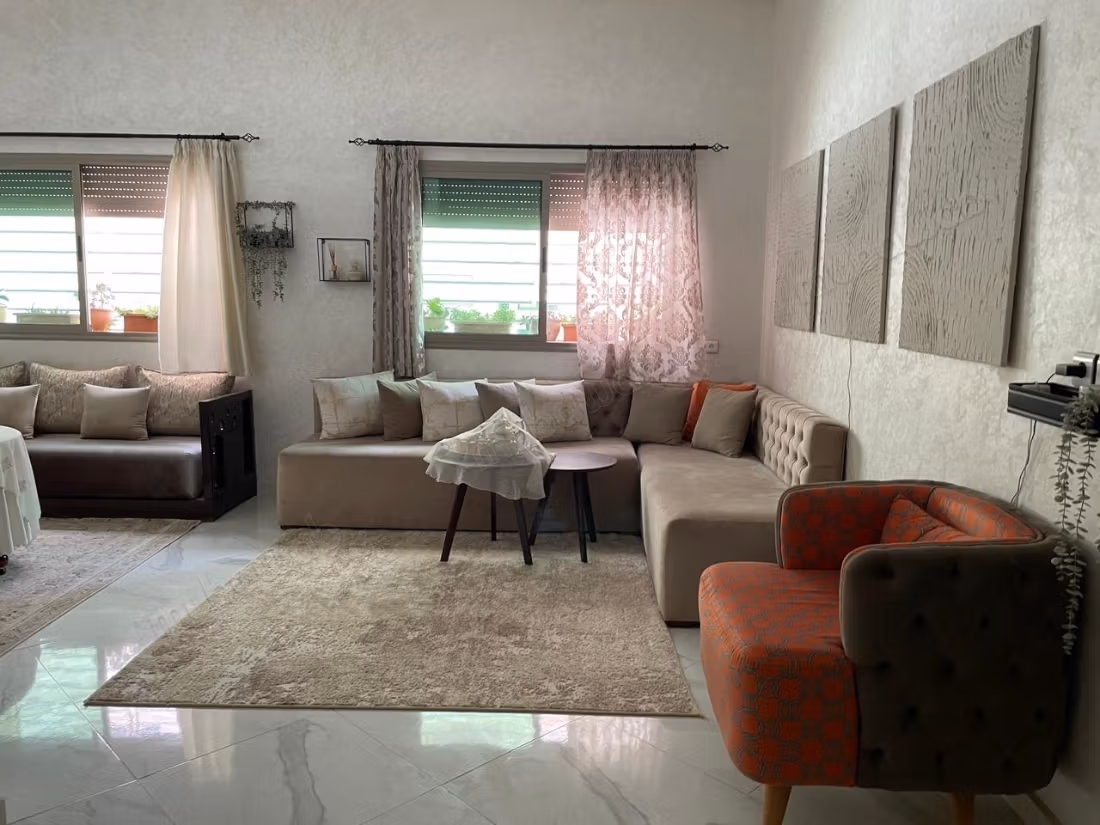 Verkoop van een prachtig appartement in Kamilia. 4 comfortabele kamers. Terras en lift
