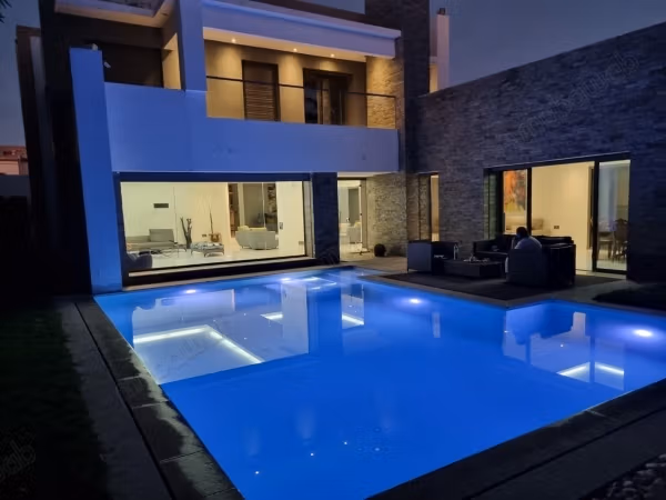 Villa moderna R1 con piscina privata e giardino