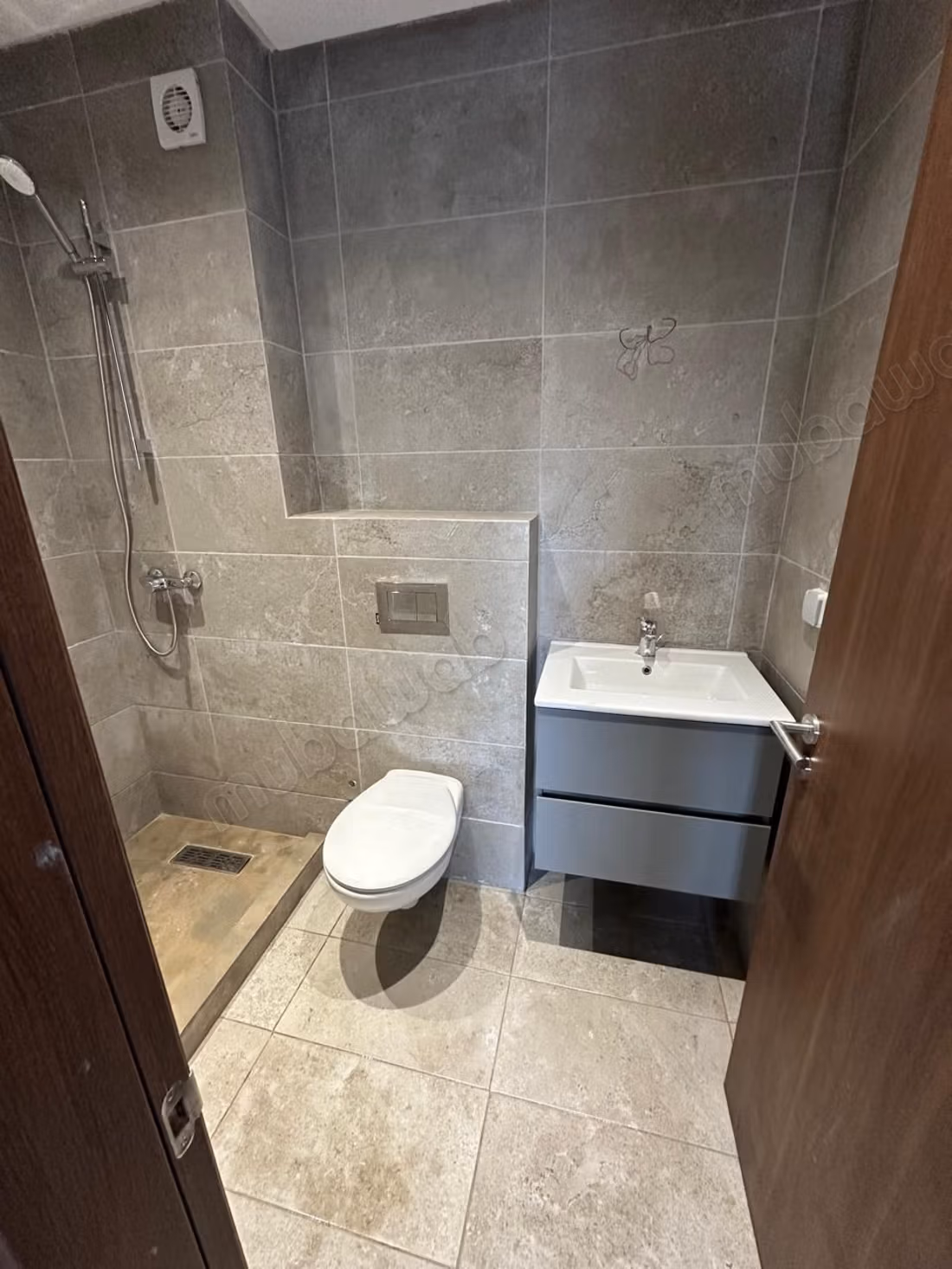 À louer, appartement vide – les arènes zenata