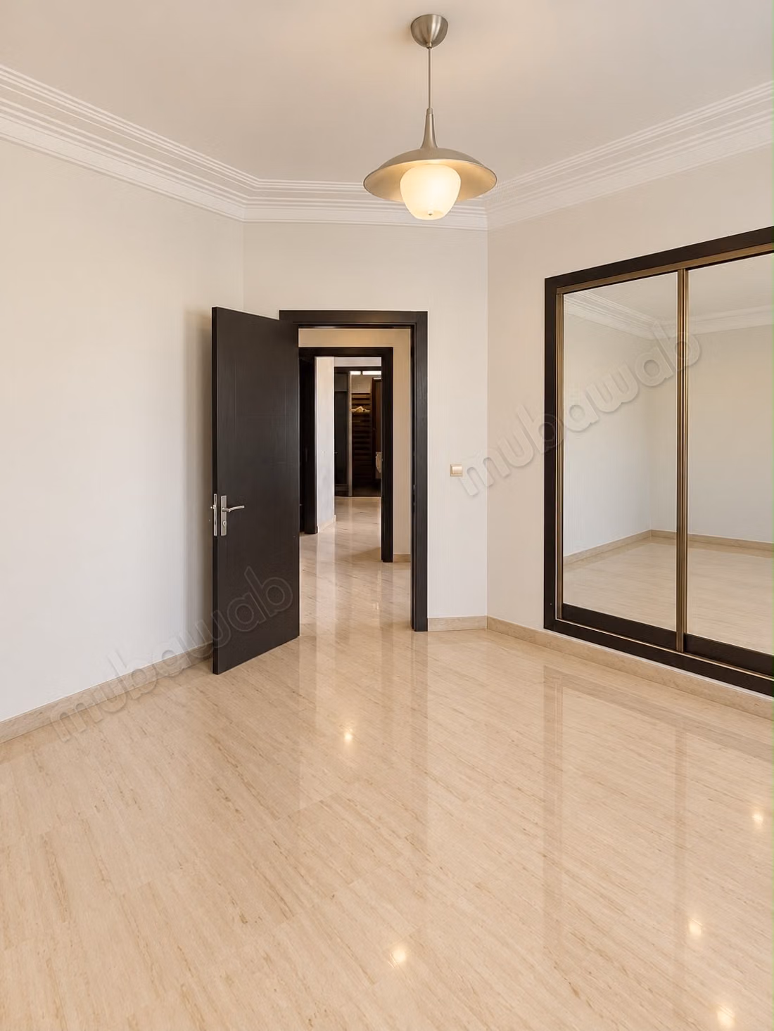 À Palmier. Surface de 155 m². Vide